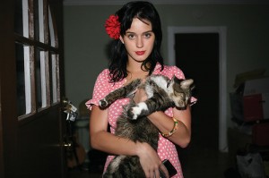 Katy Perry and Kitty Purry Enjoy a Snuggle Session