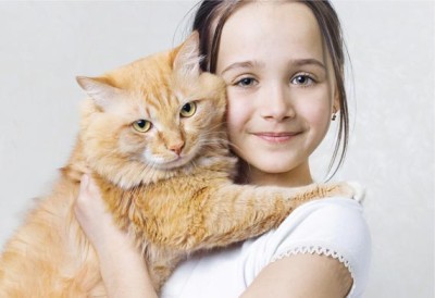 girl_hugging_cat