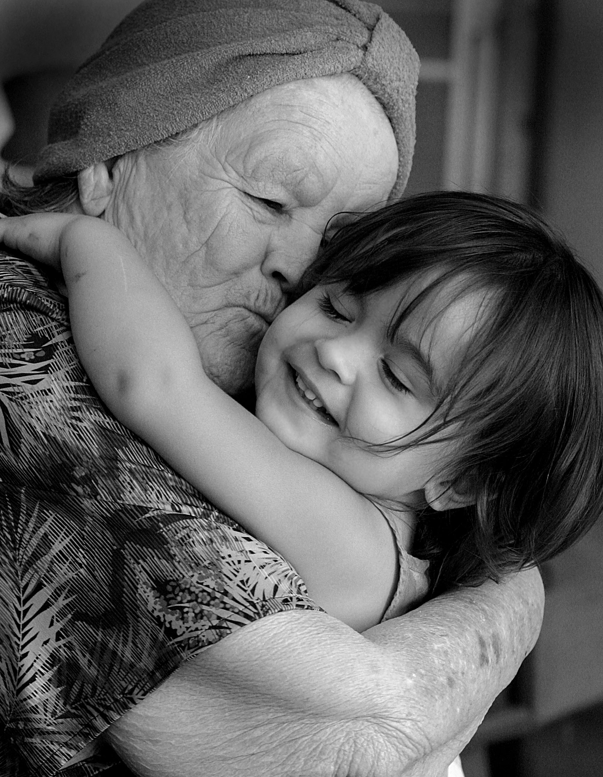 Старики внучку видео. Бабушка обнимает. Трогательные обнимашки. Бабушка обнимает внука. Бабушка и внучка.
