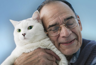 photolibrary_rm_photo_of_older_man_with_cat