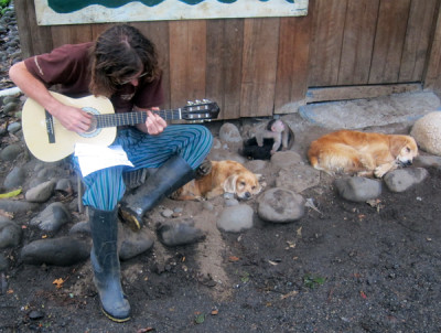 Yago with dogs and monkeys at Paseo de los Monos